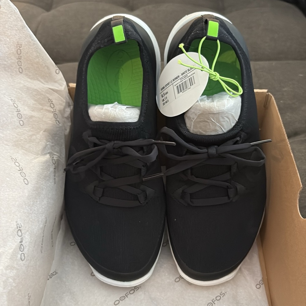NWT OOFOS Women’s Sport LS Black White Size 9.5